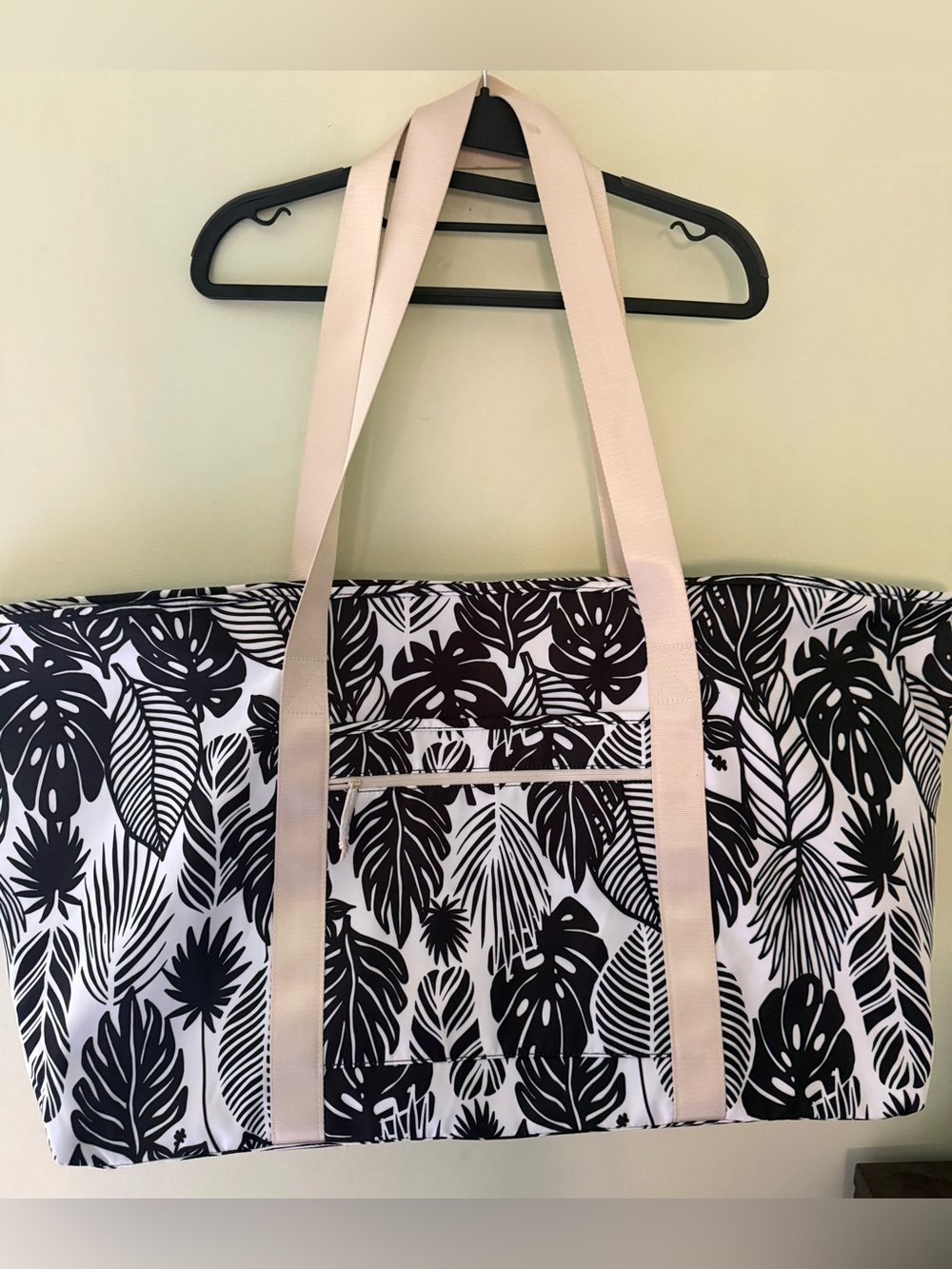 NWOT  Gogo Black and White Floral Large Day Tripper Bag